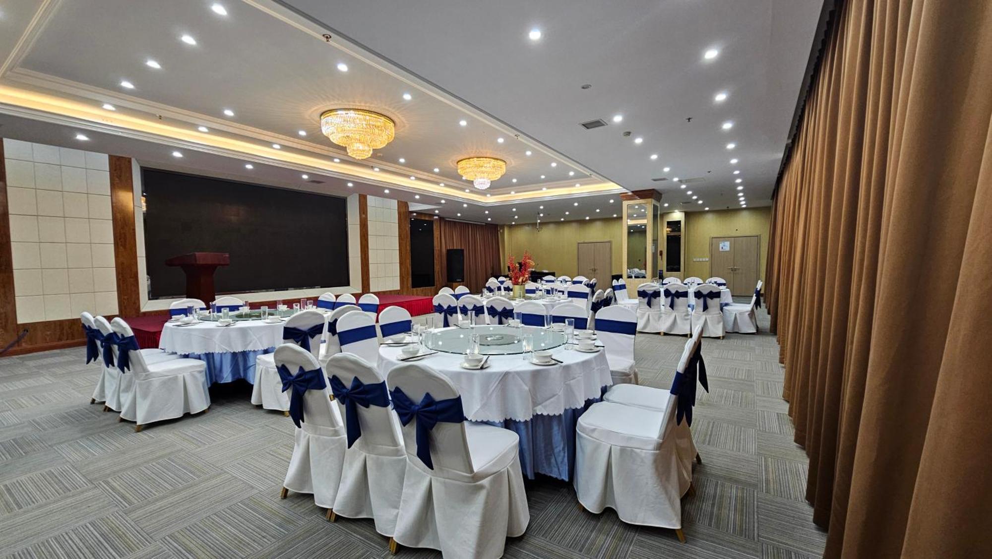 Holiday Inn Express Chengdu Tianfu Square By Ihg - Chunxi Road And Kuanzhai Alley Exterior photo